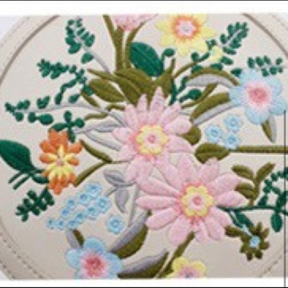 🎉HPX2🎉Nude Embroidery Floral Purse Vegan Leather - ONLY ONE LEFT!!! - Picture 4 of 4